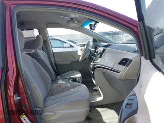 2014 Toyota Sienna LE AAS z VIN 5TDKK3DC1ES420380, wystawiony jako IAAI lot #41836363 z przebiegiem 147 265 mil mil oraz . Historia ofert i sprzedaży dostępna na DreamBid. Obrazek 5.