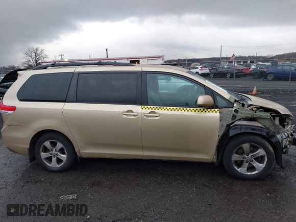 2011 Toyota Sienna LE AAS with VIN 5TDKK3DCXBS096325, listed as a IAAI auction lot 40997772 with 192,742 mi miles. Bid and sale history available at carsss.com. Image 14.