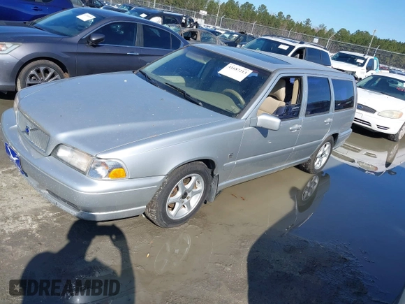 2000 Volvo V70 with VIN YV1LW61J1Y2706507, listed as a IAAI auction lot 41687213 with 241,470 mi miles. Bid and sale history available at carsss.com. Image 2.