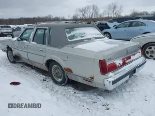 1986 Lincoln Town Car z VIN 1LNBP96F6GY618970, wystawiony jako IAAI lot #41609991 z przebiegiem 22 768 mil mil oraz . Historia ofert i sprzedaży dostępna na DreamBid. Obrazek 3.