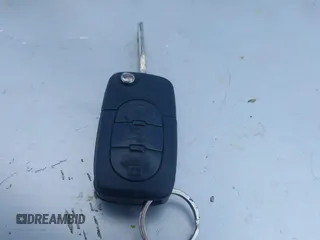 2000 Volkswagen Beetle GLS z VIN 3VWCA21C4YM414855, wystawiony jako IAAI lot #42198615 z przebiegiem 128 131 mil mil oraz . Historia ofert i sprzedaży dostępna na DreamBid. Obrazek 11.
