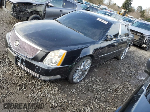 2006 Cadillac DTS 1SD z VIN 1G6KD57Y16U140102, wystawiony jako Copart lot #46145435 z przebiegiem 95 567 mil mil oraz Szkody całkowita. Historia ofert i sprzedaży dostępna na DreamBid. Obrazek 1.