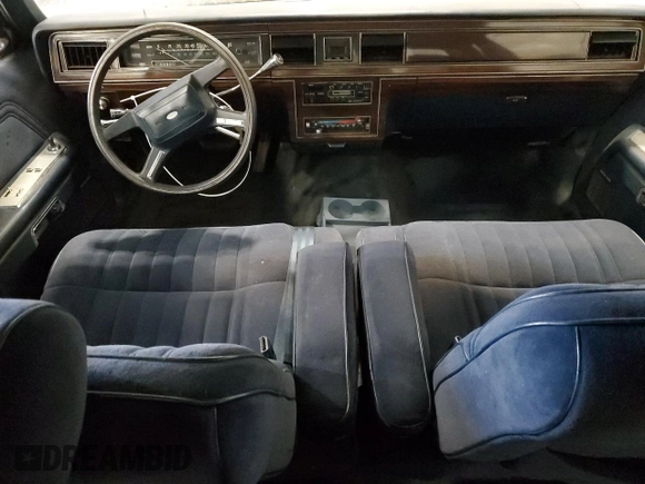 1987 Ford Crown Victoria z VIN 2FABP71F2HX156902, wystawiony jako Copart lot #74368944 z przebiegiem 77 708 mil mil oraz Szkoda całkowita • Salvage title. Historia ofert i sprzedaży dostępna na DreamBid. Obrazek 8.