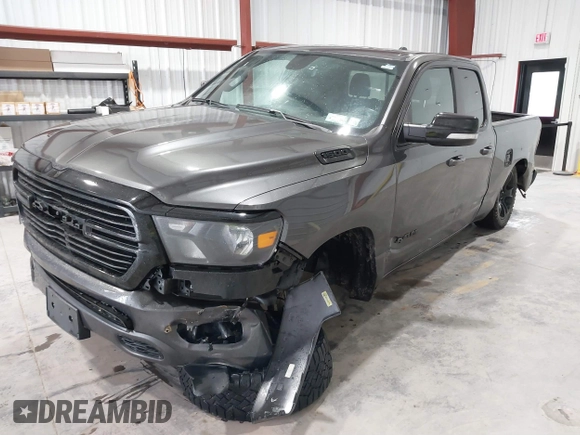 2021 Ram 1500 Big Horn z VIN 1C6SRFBT8MN696504, wystawiony jako IAAI lot #41669093 z przebiegiem 63 356 mil mil oraz . Historia ofert i sprzedaży dostępna na DreamBid. Obrazek 2.