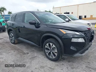 2023 Nissan Rogue SV z VIN 5N1BT3BA5PC858026, wystawiony jako IAAI lot #42451600 z przebiegiem 29 510 mil mil oraz . Historia ofert i sprzedaży dostępna na DreamBid. Obrazek 1.