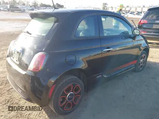 2013 FIAT 500e z VIN 3C3CFFGE7DT744353, wystawiony jako IAAI lot #42257126 z przebiegiem 61 567 mil mil oraz . Historia ofert i sprzedaży dostępna na DreamBid. Obrazek 4.