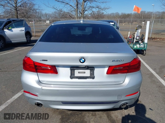 2019 BMW 5 Series 530i xDrive z VIN WBAJA7C59KG909704, wystawiony jako IAAI lot #41740440 z przebiegiem Nie podano mil oraz . Historia ofert i sprzedaży dostępna na DreamBid. Obrazek 16.