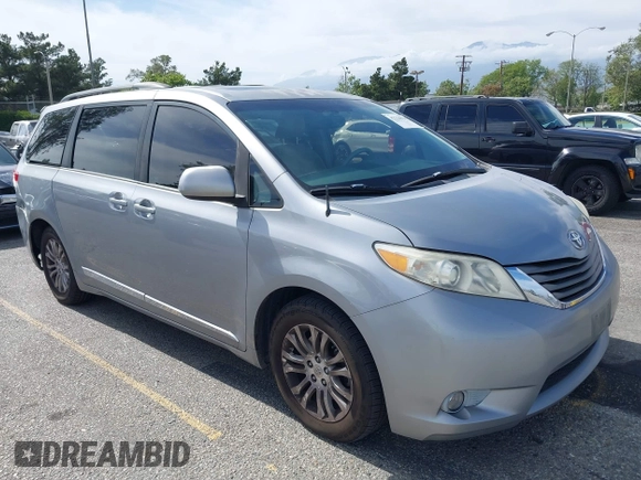 2012 Toyota Sienna XLE AAS z VIN 5TDYK3DCXCS278442, wystawiony jako IAAI lot #42228620 z przebiegiem 128 748 mil mil oraz . Historia ofert i sprzedaży dostępna na DreamBid. Obrazek 1.