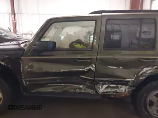 2007 Jeep Commander Sport z VIN 1J8HG48P17C545682, wystawiony jako IAAI lot #41369706 z przebiegiem 187 900 mil mil oraz . Historia ofert i sprzedaży dostępna na DreamBid. Obrazek 6.