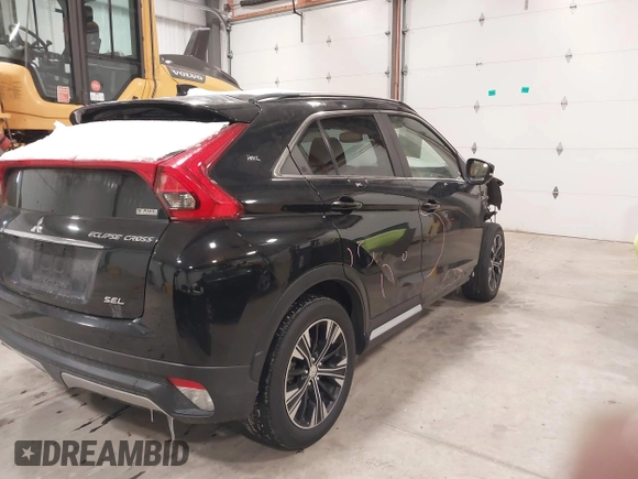 2018 Mitsubishi Eclipse Cross SE z VIN JA4AT5AA8JZ068425, wystawiony jako IAAI lot #41333765 z przebiegiem 64 000 mil mil oraz . Historia ofert i sprzedaży dostępna na DreamBid. Obrazek 4.