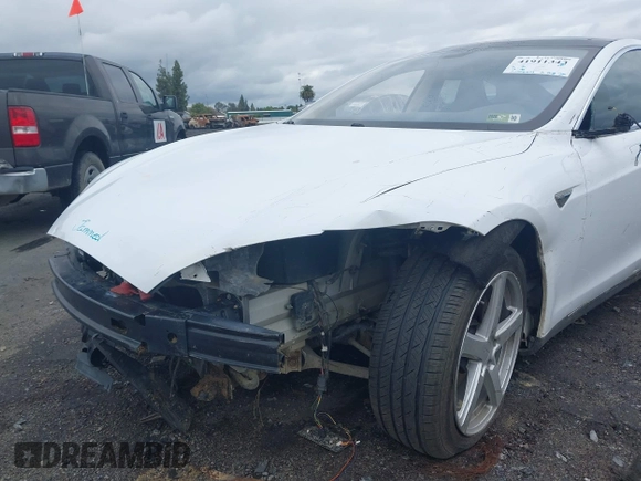 2013 Tesla Model S с VIN 5YJSA1CN0DFP31750, выставлен на аукционе IAAI как лот 41911343 с пробегом 209 664 миль миль и . История ставок и продаж доступна на DreamBid. Изображение 24.