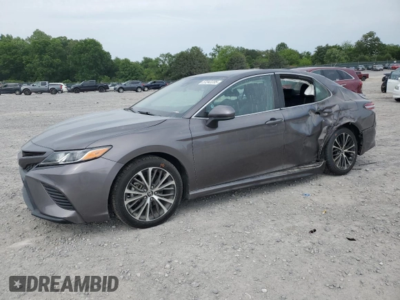 2020 Toyota Camry SE z VIN 4T1G11AK8LU927869, wystawiony jako Copart lot #57242235 z przebiegiem 85 487 mil mil oraz Szkoda całkowita • Salvage title. Historia ofert i sprzedaży dostępna na DreamBid. Obrazek 1.