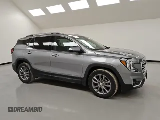 2024 GMC Terrain SLT z VIN 3GKALPEGXRL266785, wystawiony jako Copart lot #46712415 z przebiegiem 19 915 mil mil oraz Czysty tytuł • Clean title. Historia ofert i sprzedaży dostępna na DreamBid. Obrazek 4.