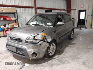 2013 Kia Soul + z VIN KNDJT2A69D7625620, wystawiony jako IAAI lot #41370053 z przebiegiem 70 662 mil mil oraz . Historia ofert i sprzedaży dostępna na DreamBid. Obrazek 2.