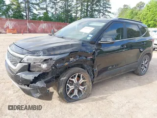 2021 Kia Seltos EX with VIN KNDERCAAXM7228380, listed as a IAAI auction lot 42015912 with 61,612 mi miles. Bid and sale history available at carsss.com. Image 2.