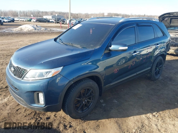 2015 Kia Sorento LX with VIN 5XYKT4A70FG564933, listed as a IAAI auction lot 41791941 with 136,573 mi miles. Bid and sale history available at carsss.com. Image 2.