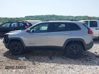 2017 Jeep Cherokee Trailhawk z VIN 1C4PJMBSXHW601720, wystawiony jako IAAI lot #42237975 z przebiegiem 92 239 mil mil oraz . Historia ofert i sprzedaży dostępna na DreamBid. Obrazek 15.