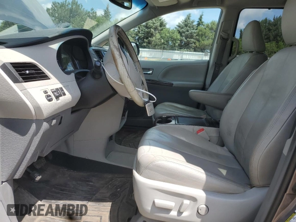 2013 Toyota Sienna XLE AAS z VIN 5TDYK3DC7DS405214, wystawiony jako Copart lot #62500205 z przebiegiem 182 468 mil mil oraz Szkoda całkowita • Salvage title. Historia ofert i sprzedaży dostępna na DreamBid. Obrazek 7.