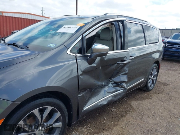 2018 Chrysler Pacifica Limited z VIN 2C4RC1GG1JR105869, wystawiony jako IAAI lot #42064725 z przebiegiem 140 766 mil mil oraz . Historia ofert i sprzedaży dostępna na DreamBid. Obrazek 6.