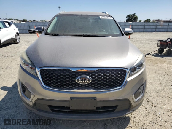 2017 Kia Sorento LX z VIN 5XYPGDA30HG272967, wystawiony jako Copart lot #61288475 z przebiegiem 74 770 mil mil oraz Czysty tytuł • Clean title. Historia ofert i sprzedaży dostępna na DreamBid. Obrazek 5.