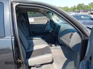 2006 Dodge Dakota SLT z VIN 1D7HE42NX6S666354, wystawiony jako IAAI lot #42394779 z przebiegiem 124 633 mil mil oraz . Historia ofert i sprzedaży dostępna na DreamBid. Obrazek 5.