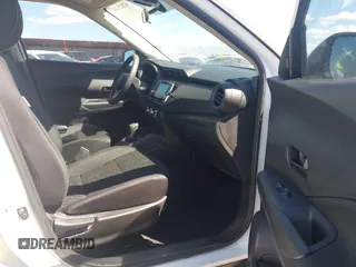2022 Nissan Kicks S z VIN 3N1CP5BV7NL511927, wystawiony jako IAAI lot #42025240 z przebiegiem 47 444 mil mil oraz . Historia ofert i sprzedaży dostępna na DreamBid. Obrazek 5.