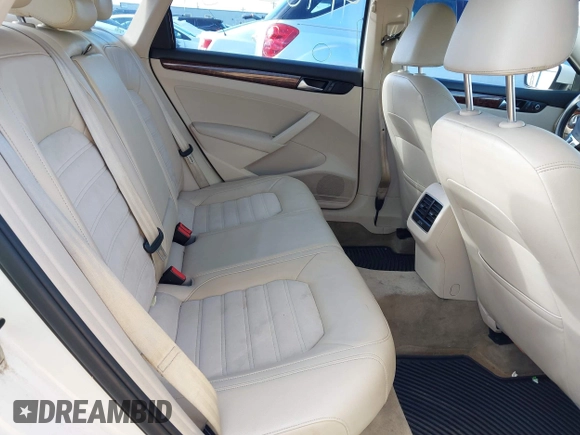 2013 Volkswagen Passat SEL Premium z VIN 1VWCP7A33DC071818, wystawiony jako IAAI lot #41905651 z przebiegiem 172 911 mil mil oraz . Historia ofert i sprzedaży dostępna na DreamBid. Obrazek 8.