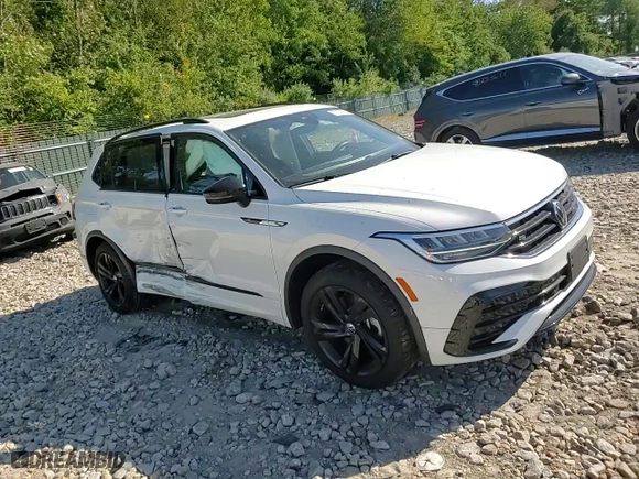 2023 Volkswagen Tiguan SE R-Line Black with VIN 3VV8B7AXXPM134962, listed as a Copart auction lot 70761024 with 17,783 mi miles and Salvage Title. Bid and sale history available at carsss.com. Image 12.