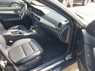 2013 Mercedes-Benz C 250 Sport z VIN WDDGF4HB8DR267856, wystawiony jako IAAI lot #42385425 z przebiegiem 116 580 mil mil oraz . Historia ofert i sprzedaży dostępna na DreamBid. Obrazek 5.