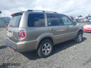2008 Honda Pilot VP with VIN 5FNYF18228B005047, listed as a IAAI auction lot 41884691 with 260,166 mi miles. Bid and sale history available at carsss.com. Image 4.