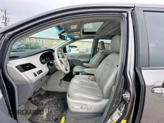 2013 Toyota Sienna XLE z VIN 5TDDK3DC1DS062365, wystawiony jako Copart lot #61709045 z przebiegiem 252 932 mil mil oraz Czysty tytuł • Clean title. Historia ofert i sprzedaży dostępna na DreamBid. Obrazek 5.