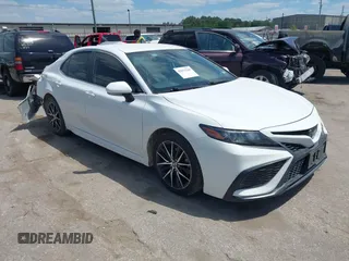2022 Toyota Camry SE z VIN 4T1G11AKXNU693057, wystawiony jako IAAI lot #42017544 z przebiegiem 64 414 mil mil oraz . Historia ofert i sprzedaży dostępna na DreamBid. Obrazek 1.