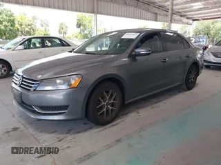 2015 Volkswagen Passat Limited Edition Edition z VIN 1VWAT7A37FC091544, wystawiony jako IAAI lot #42534853 z przebiegiem 319 860 mil mil oraz . Historia ofert i sprzedaży dostępna na DreamBid. Obrazek 2.