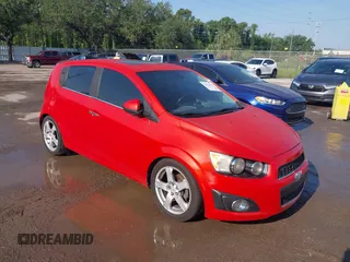 2012 Chevrolet Sonic LTZ z VIN 1G1JE6SH7C4109721, wystawiony jako IAAI lot #42310045 z przebiegiem 127 828 mil mil oraz . Historia ofert i sprzedaży dostępna na DreamBid. Obrazek 1.