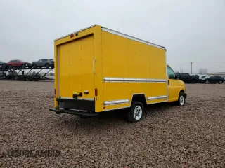2024 GMC Savana z VIN 1GD07RFP4R1176136, wystawiony jako Copart lot #47645825 z przebiegiem Nie podano mil oraz Szkoda całkowita • Salvage title. Historia ofert i sprzedaży dostępna na DreamBid. Obrazek 3.