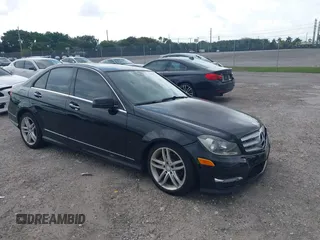 2013 Mercedes-Benz C 250 Sport z VIN WDDGF4HB5DR271802, wystawiony jako IAAI lot #41953142 z przebiegiem 132 621 mil mil oraz . Historia ofert i sprzedaży dostępna na DreamBid. Obrazek 1.