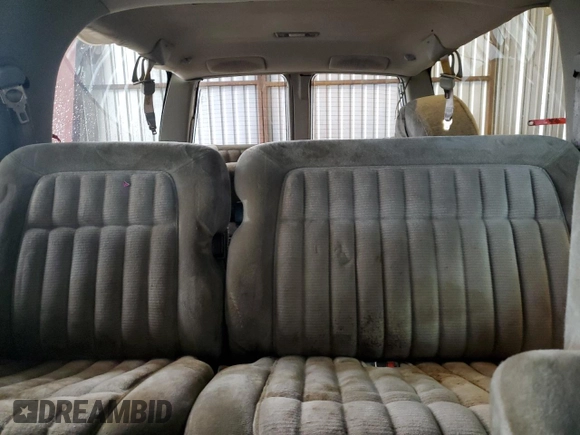 1992 Chevrolet Suburban z VIN 1GNGK26K8NJ330202, wystawiony jako Copart lot #85204074 z przebiegiem 266 388 mil mil oraz Czysty tytuł • Clean title. Historia ofert i sprzedaży dostępna na DreamBid. Obrazek 10.
