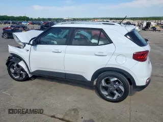 2025 Hyundai Venue SEL z VIN KMHRC8A37SU365434, wystawiony jako Copart lot #52650835 z przebiegiem 922 mil mil oraz Szkody całkowita. Historia ofert i sprzedaży dostępna na DreamBid. Obrazek 2.