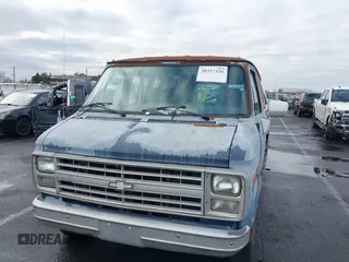 1988 Chevrolet Chevy Van z VIN 1GCEG25H7J7162793, wystawiony jako IAAI lot #38337335 z przebiegiem 156 268 mil mil oraz . Historia ofert i sprzedaży dostępna na DreamBid. Obrazek 6.
