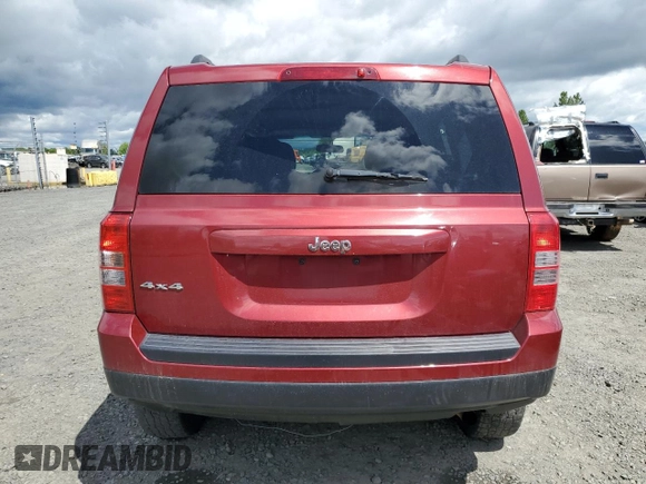 2015 Jeep Patriot Altitude z VIN 1C4NJRBB2FD135164, wystawiony jako Copart lot #56662475 z przebiegiem 186 663 mil mil oraz Szkoda całkowita • Salvage title. Historia ofert i sprzedaży dostępna na DreamBid. Obrazek 6.