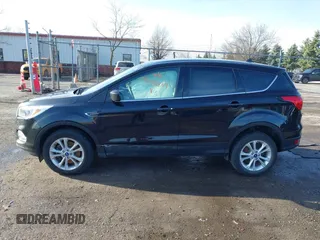 2019 Ford Escape SE z VIN 1FMCU9GD6KUC50283, wystawiony jako IAAI lot #41941204 z przebiegiem 53 417 mil mil oraz . Historia ofert i sprzedaży dostępna na DreamBid. Obrazek 14.