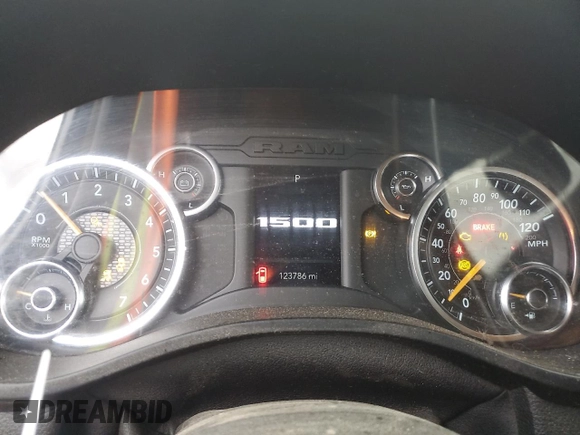 2019 Ram 1500 Tradesman z VIN 1C6SRFCT2KN621955, wystawiony jako Copart lot #74845524 z przebiegiem 123 786 mil mil oraz Szkoda całkowita • Salvage title. Historia ofert i sprzedaży dostępna na DreamBid. Obrazek 9.