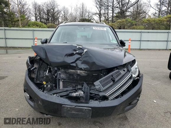 2014 Volkswagen Tiguan S z VIN WVGBV3AX5EW554500, wystawiony jako Copart lot #57016775 z przebiegiem 91 101 mil mil oraz Szkoda całkowita • Salvage title. Historia ofert i sprzedaży dostępna na DreamBid. Obrazek 5.