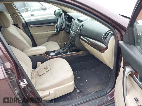 2014 Kia Sorento LX z VIN 5XYKT4A69EG510648, wystawiony jako IAAI lot #42361155 z przebiegiem 254 560 mil mil oraz . Historia ofert i sprzedaży dostępna na DreamBid. Obrazek 5.