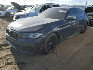 2021 BMW 5 Series M550i xDrive z VIN WBA13BK03MCF21643, wystawiony jako Copart lot #89026215 z przebiegiem 39 117 mil mil oraz Szkoda całkowita • Salvage title. Historia ofert i sprzedaży dostępna na DreamBid. Obrazek 1.