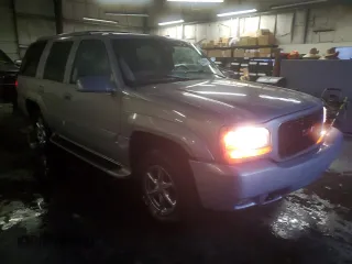 2000 GMC Denali z VIN 1GKEK13R9YR104210, wystawiony jako Copart lot #85599964 z przebiegiem 1 548 394 mil mil oraz Szkody całkowita. Historia ofert i sprzedaży dostępna na DreamBid. Obrazek 4.