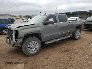 2018 GMC Sierra 2500HD Denali z VIN 1GT12UEY4JF128650, wystawiony jako Copart lot #51102895 z przebiegiem 131 010 mil mil oraz Szkody całkowita. Historia ofert i sprzedaży dostępna na DreamBid. Obrazek 1.