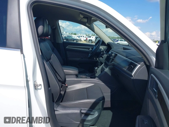 2021 Volkswagen Atlas SE z VIN 1V2WR2CA9MC585700, wystawiony jako IAAI lot #42234502 z przebiegiem 46 040 mil mil oraz . Historia ofert i sprzedaży dostępna na DreamBid. Obrazek 5.