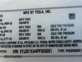 2023 Tesla Model 3 z VIN 5YJ3E1EA4PF555051, wystawiony jako IAAI lot #41500331 z przebiegiem 11 810 mil mil oraz . Historia ofert i sprzedaży dostępna na DreamBid. Obrazek 9.