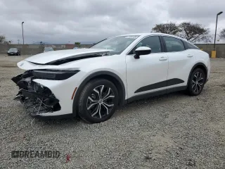 2024 Toyota Crown XLE z VIN JTDAAAAFXR3020777, wystawiony jako Copart lot #47826185 z przebiegiem 52 825 mil mil oraz Szkoda całkowita • Salvage title. Historia ofert i sprzedaży dostępna na DreamBid. Obrazek 1.